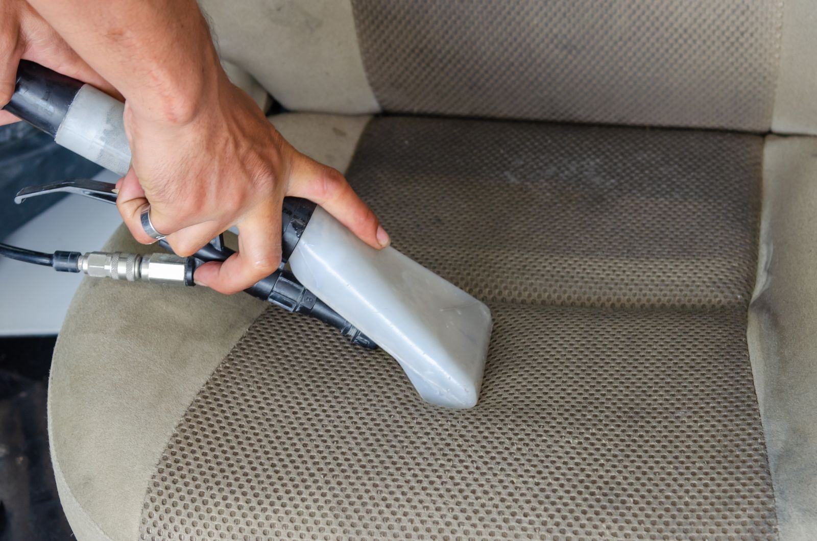 Extraction tool cleaning a fabric car seat